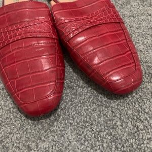 Woman’s Zara mules